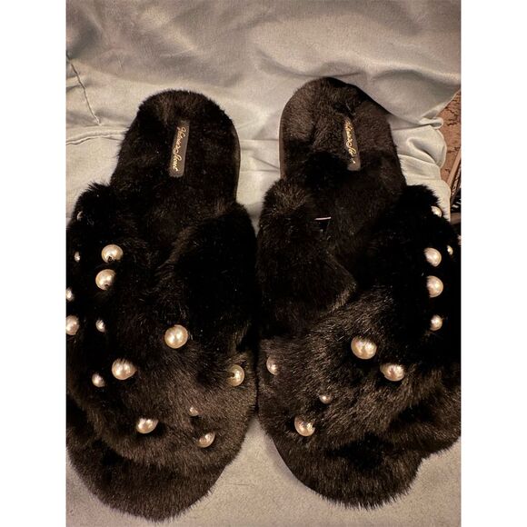Victoria's Secret Women's Black Faux Fur Pearl Slippers Size L (9-10) - Picture 2 of 5